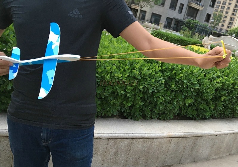 Sports Equipment In School - Lastik bant fırlatma uçağı el atma